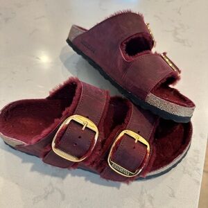 Birkenstock Burgundy Maroon Fur Shearling Arizona Slide Sandals Gold Buckles